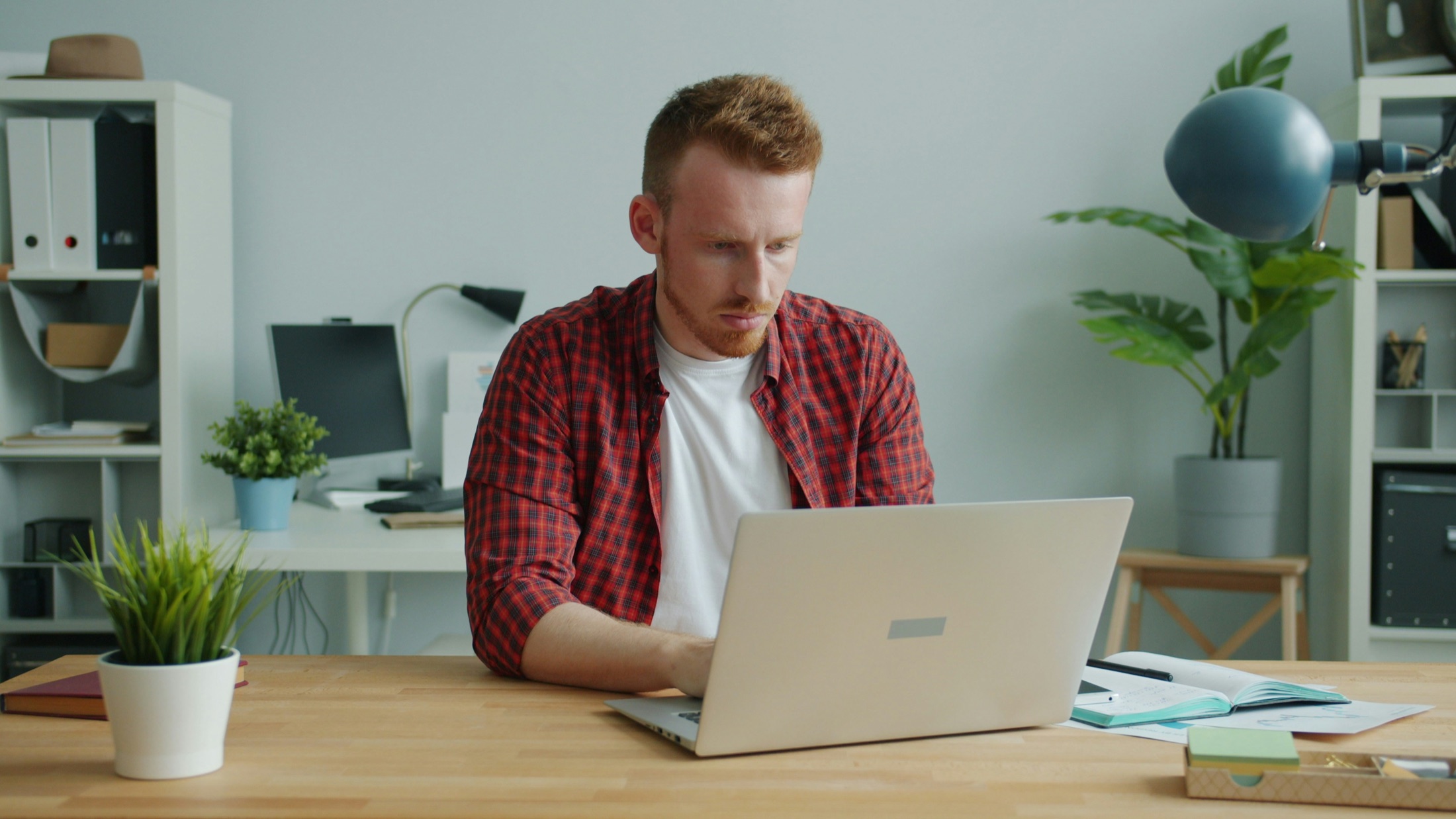 Ein Fachberater erstellt ein digitales Angebot am Laptop